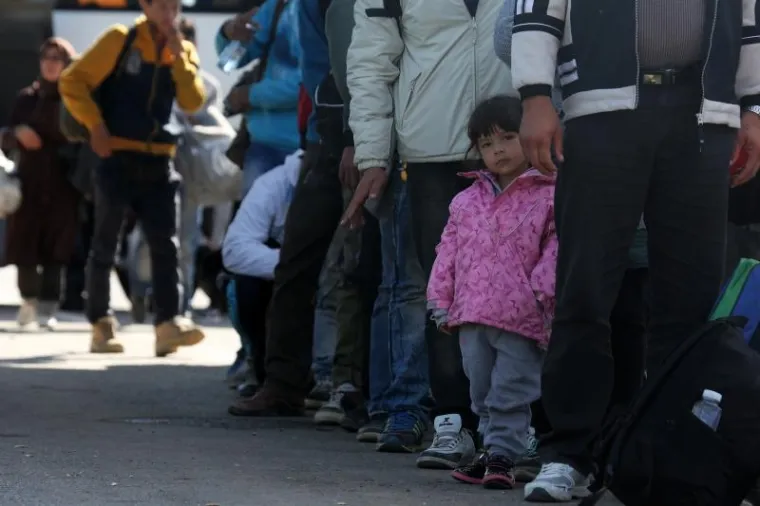 Unatoč najavama da će mađarske vlasti zatvoriti granicu s Hrvatskom, autobusi s izbjeglicama iz kampa u Opatovcu i dalje u nedjelju normalno dolaze na granični prijelaz gdje ih preuzimaju Mađari. Na granici međutim izbjeglice među kojima su i žene i djeca dočekuju s dugim cijevima i uz podr&scaron;ku oklopnih vozila.