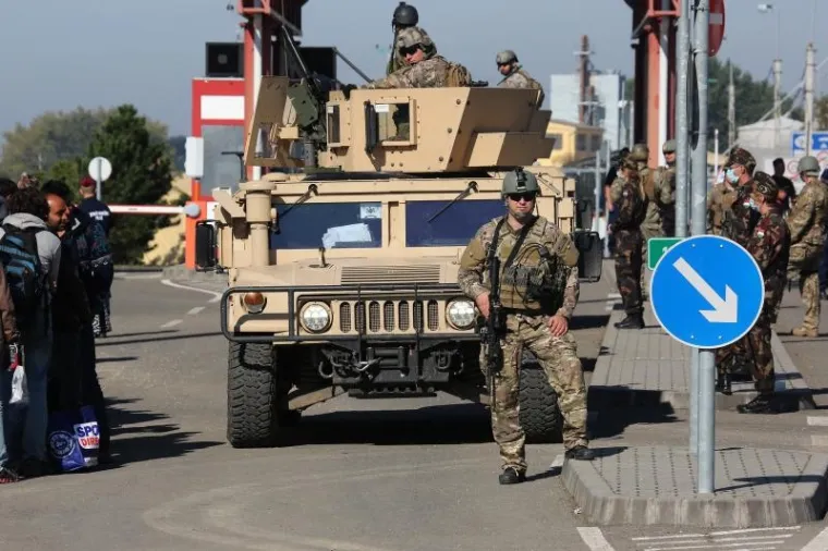 Unatoč najavama da će mađarske vlasti zatvoriti granicu s Hrvatskom, autobusi s izbjeglicama iz kampa u Opatovcu i dalje u nedjelju normalno dolaze na granični prijelaz gdje ih preuzimaju Mađari. Na granici međutim izbjeglice među kojima su i žene i djeca dočekuju s dugim cijevima i uz podr&scaron;ku oklopnih vozila.