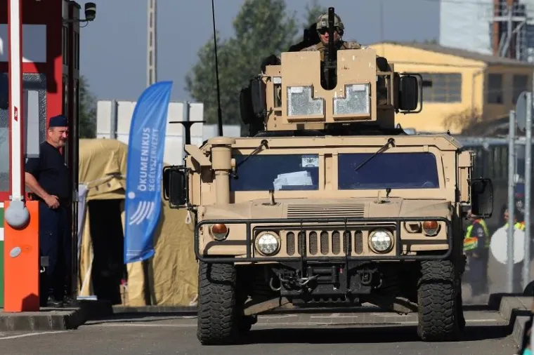 Unatoč najavama da će mađarske vlasti zatvoriti granicu s Hrvatskom, autobusi s izbjeglicama iz kampa u Opatovcu i dalje u nedjelju normalno dolaze na granični prijelaz gdje ih preuzimaju Mađari. Na granici međutim izbjeglice među kojima su i žene i djeca dočekuju s dugim cijevima i uz podr&scaron;ku oklopnih vozila.