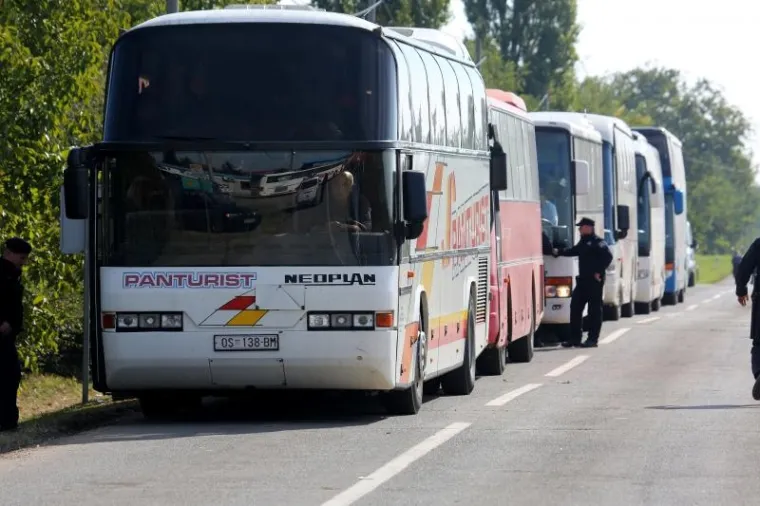 Unatoč najavama da će mađarske vlasti zatvoriti granicu s Hrvatskom, autobusi s izbjeglicama iz kampa u Opatovcu i dalje u nedjelju normalno dolaze na granični prijelaz gdje ih preuzimaju Mađari. Na granici međutim izbjeglice među kojima su i žene i djeca dočekuju s dugim cijevima i uz podr&scaron;ku oklopnih vozila.