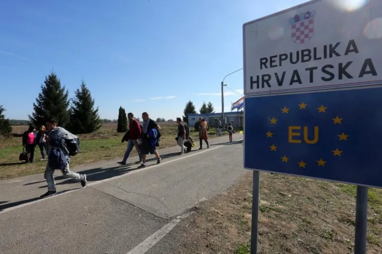 SRAMOTNO: Pogledajte kako Mađari dočekuju izbjeglice