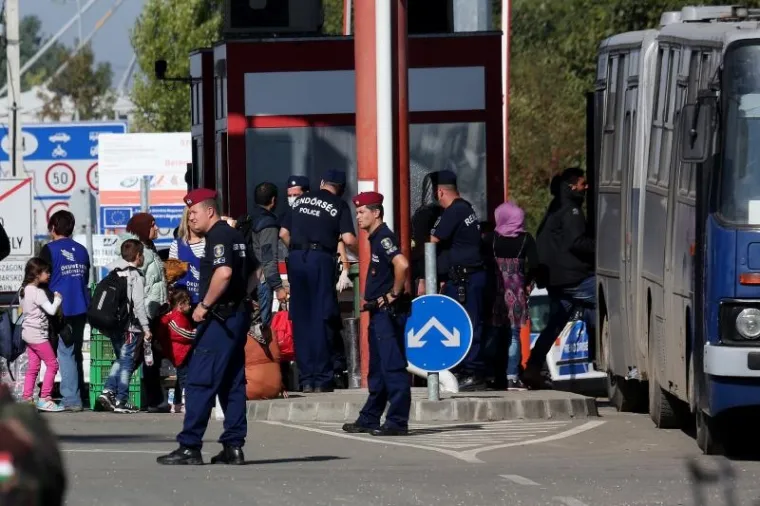 Unatoč najavama da će mađarske vlasti zatvoriti granicu s Hrvatskom, autobusi s izbjeglicama iz kampa u Opatovcu i dalje u nedjelju normalno dolaze na granični prijelaz gdje ih preuzimaju Mađari. Na granici međutim izbjeglice među kojima su i žene i djeca dočekuju s dugim cijevima i uz podr&scaron;ku oklopnih vozila.