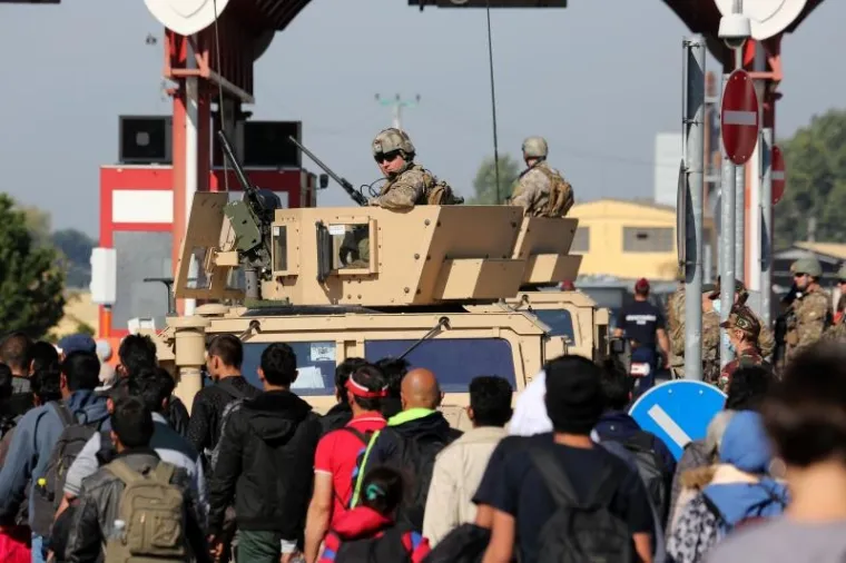 Unatoč najavama da će mađarske vlasti zatvoriti granicu s Hrvatskom, autobusi s izbjeglicama iz kampa u Opatovcu i dalje u nedjelju normalno dolaze na granični prijelaz gdje ih preuzimaju Mađari. Na granici međutim izbjeglice među kojima su i žene i djeca dočekuju s dugim cijevima i uz podr&scaron;ku oklopnih vozila.