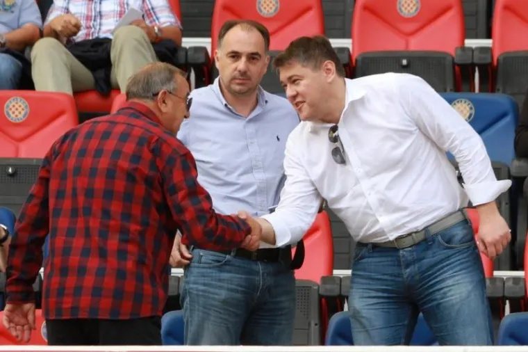 Na tribinama je bilo zanimljivo, ovo je susret biv&scaron;eg trenera Hajduka Poklepovića i ministra financija  Borisa Lalovaca.