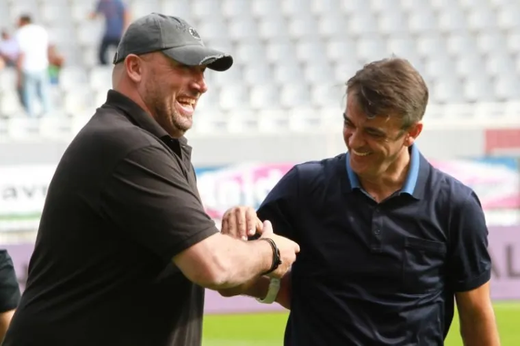 Igor Pamić i Damir Burić srdaćni sportski pozdrav uoči dvoboja.