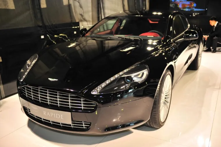 ASTON MARTIN RAPIDE dokazuje da vrata ne moraju biti drugačije dizajnirana da bi privlačila pažnju. Jednostavnost je ključ svega kod ovih vrata na Rapide modelu. Zovu ih i labuđa vrata, jer su podignuta od poda kako ih ne bi ogrebali na pločniku kada izlazite van.