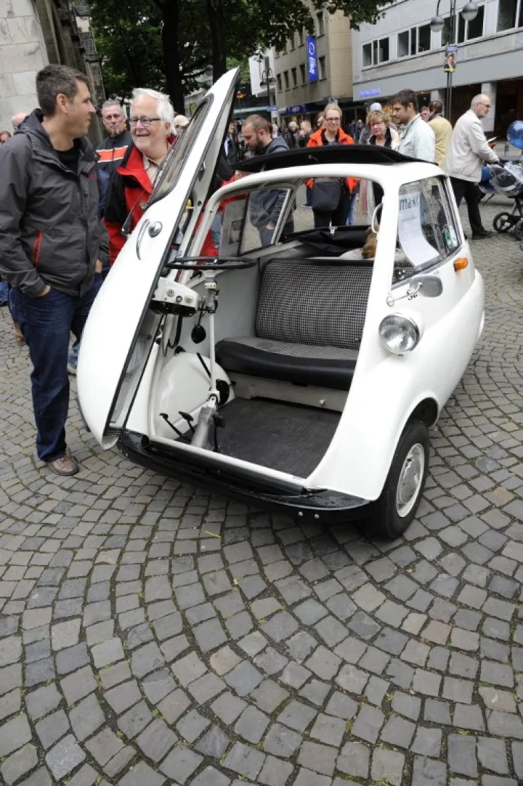 BMW iSETTA: Bio je dugačak 2,3 metra, a širok 1,3 metar. I bio je neodoljiv. No, zbog svojih dimenzija, BMW Isetta je imala samo jedna, prednja vrata. Ulazak u ovaj "mjehurić" nalikovao je ulasku u mali teretni avion. Ako nije bilo mjesta za otvaranje vrata na parkingu, uvijek se mogao otvoriti krov i izaći van.