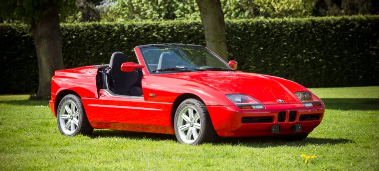 BMW Z1: Kad je predstavljen javnosti, malo tko je pitao za specifikacije BMW Z1 roadstera. Svi su pitali: "Gdje su vrata?". A vrata ustvari i ne vidite, jer se uvuku pod karoseriju, koja je manje više napravljena od plastike kako bi auto bio što lakši.