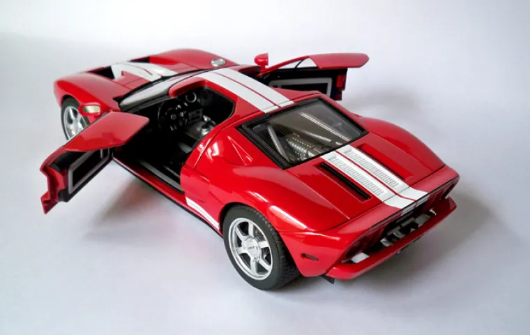 FORD GT koristi vrata koja su ujedno i dio krova. Inspiracija je stigla iz Le Mans utrka, gdje su montirali takva vrata na automobile kako bi se vozači mogli brže zamijeniti i ostaviti dovoljno prostora mehaničaru da ih priveže i pregleda auto.