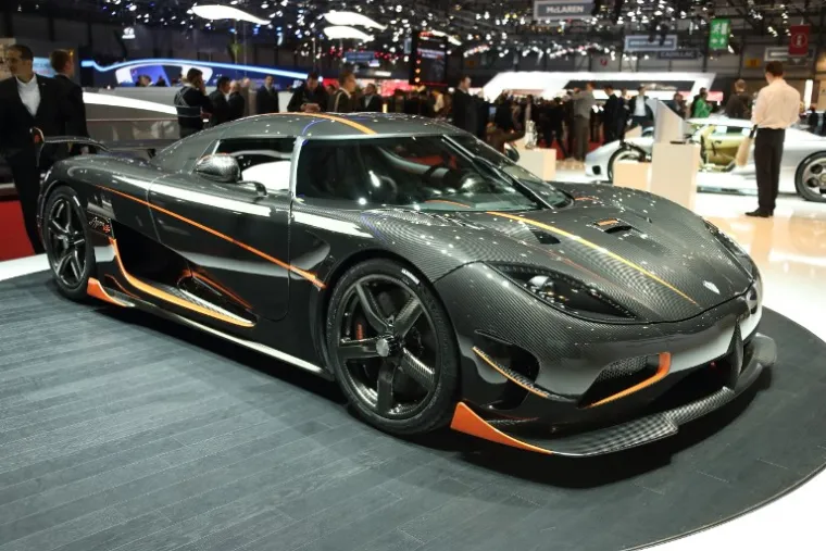 KOENIGSEGG AGERA RS: Osim po 1160KS, koliko proizvodi 5-litarski twin-turbo V8 motor, Agera RS je poznat i kompliciranim, ali umjetničkim vratima, opisana kao "najkompliciranija vrata ikad ugrađena u auto." Uostalom, zovu se dihedral synchro-helix vrata, što više reći. Za nas smrtnike, to znači da se otvaraju gore i prema vani.