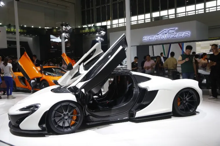 MCLAREN P1: Leptirova krila. Tako su opisana vrata na McLaren P1 hibridnom sportskom automobilu. Osim što su dio aerodinamičnog dizajna, kada su vrata otvorena, P1 izgleda poput transformatora usred jednog od svojih metamorfoza.