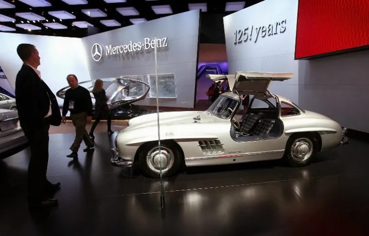 MERCEDES-BENZ 300SL:  Ovaj je auto dobio nadimak na temelju svojih vrata. Stoga je 330SL poznat kao Gullwing ili galebova krila. A takva vrata su ustvari plod pragmatičnosti i snalažljivosti njemačkih inženjera, koji su shvatili da ne mogu montirati normalna vrata nakon što su već složili auto.