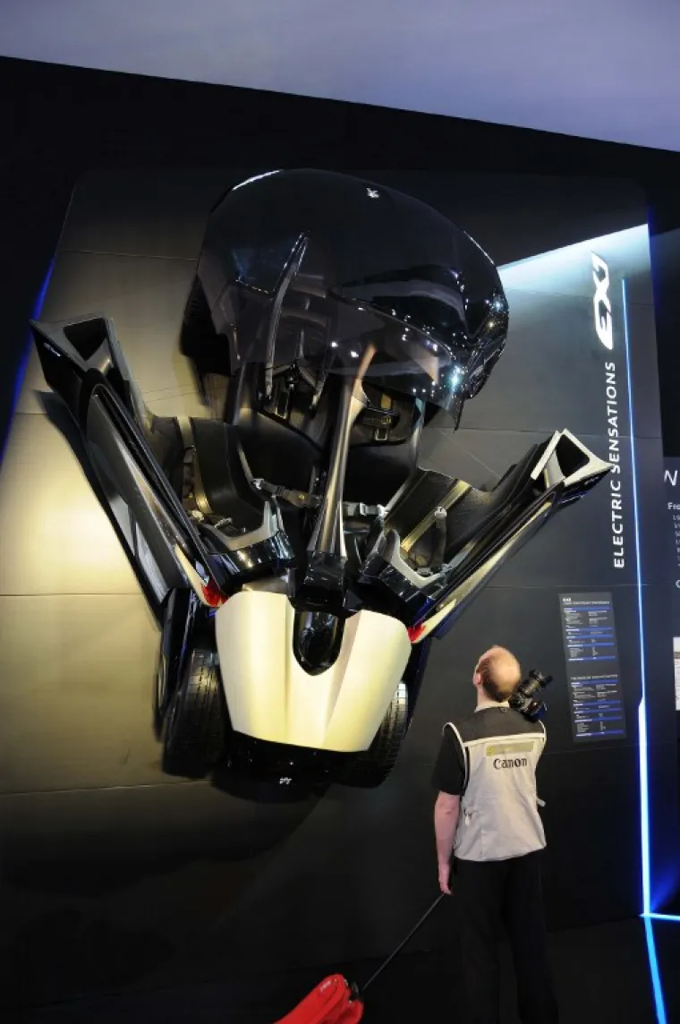 PEUGEOT EX1 CONCEPT: Francuzi su pokušali doskočiti problemu s ulaskom u automobil tako što sjedalo klizne prema vama čim otvorite vrata. Rješenje je predstavljeno u trokotačnom konceptu EX1 i to je vjerojatno najbolja stvar kod ovog automobila koja nažalost nikad nije doživjela širu primjenu.