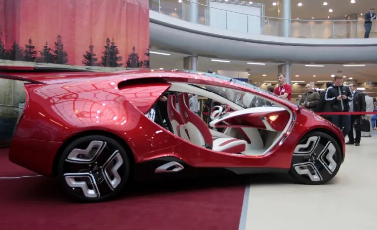 YO-AUTO YO.CONCEPT: Rusi su u ovom konceptnom autu isprobavali razne kombinacije. Jedna od njih su i vrata koja se otvaraju prema nazad, pa završe preklopljena na zadnjem dijelu automobila. Odlično ako se niste parkirali iza zida.