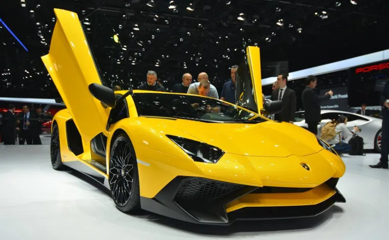 LAMBORGHINI AVENTADOR LP750-4 SV: Lamborghini već tradicionalno u većinu svojih automobila montira vrata koja se otvaraju prema gore. Aventador nije iznimka, osim što njegova vrata nemaju potporanj, pa se izvlače malo više prema van prije nego krenu gore.
