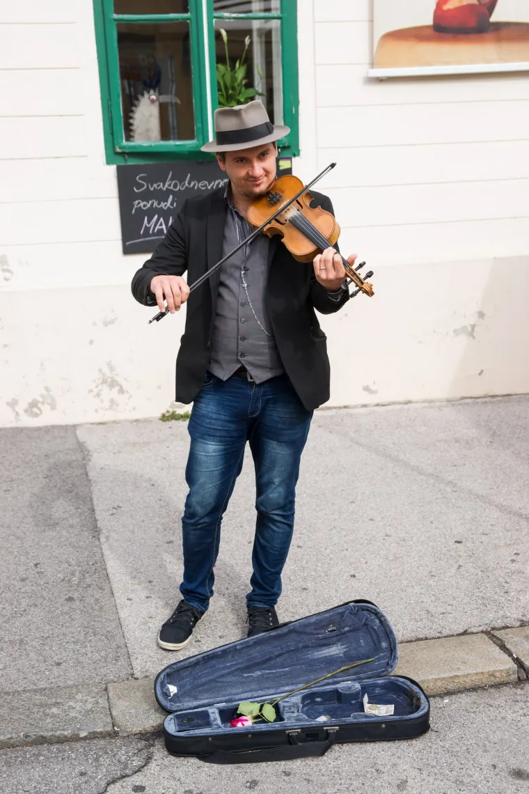 I violina za ugođaj je bila tamo