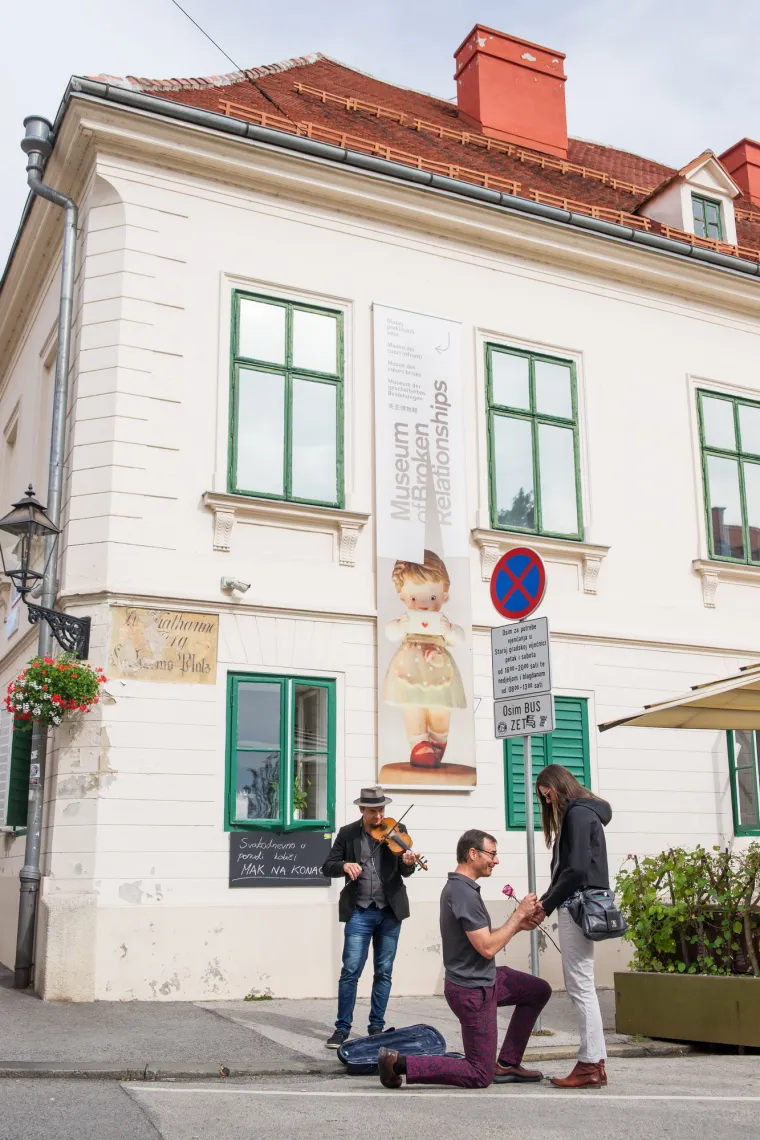 Valjda da bi dragoj pokazao smisao ironije bez imalo slučajnosti...