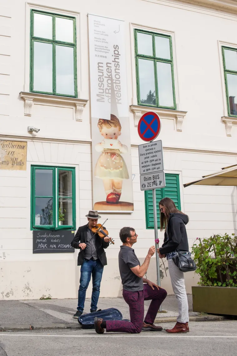 Pripremajući sve za tu originalnu prosidbu, kontaktirao je fotografa Tomislava Šebeka koji je preuzeo na sebe pripreme na terenu (i nama poslao fotke).