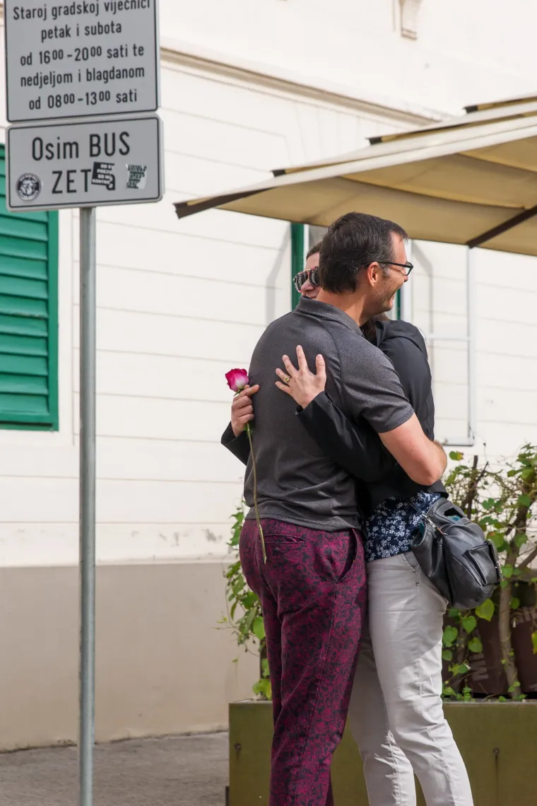 Dan ranije proveli su na izletu na Plitvicama, a na dan prosidbe pojavili su se u dogovoreno vrijeme na zagrebačkom Gornjem gradu i Alex je krenuo u akciju.