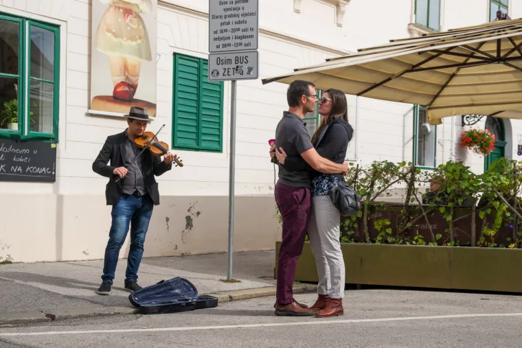 Od silne uzbuđenosti prsten mu je prvo ispao iz ruke, ali se brzo sabrao pa mu je iznenađena Ally potvrdila da se želi udati za njega. Sretno im bilo!