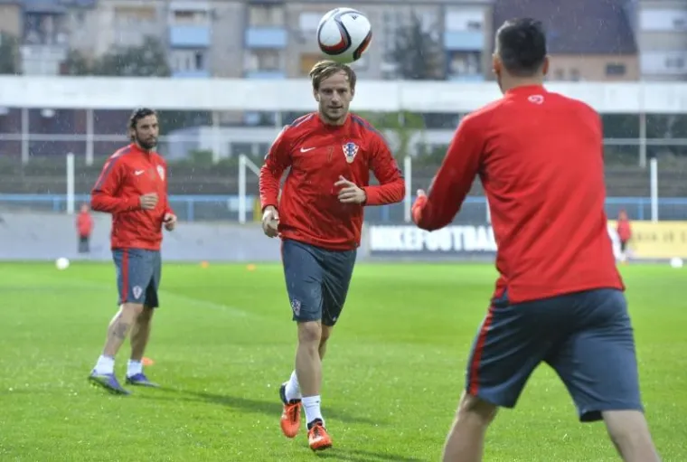 VRIJEME IH NE MAZI: Pogledajte kišni trening Vatrenih