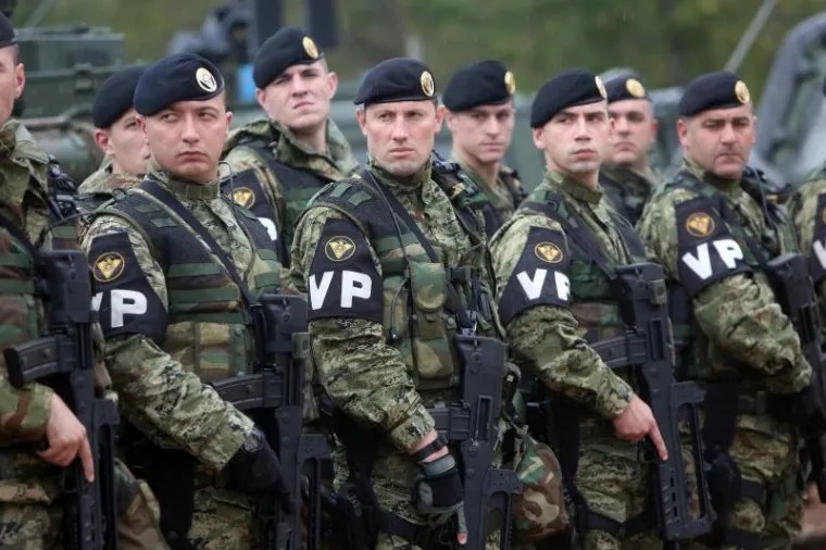 Na vojnom poligonu Eugen Kvaternik u Slunju održana je u utorak vojna vježba "Združena snaga 15". Na vježbi je prikazana uvježbanost čitave Hrvatske vojske. Uz Dragu Lovrića, načelnika Glavnog stožera OSRH bio je i ministar obrane Ante Kotromanović.