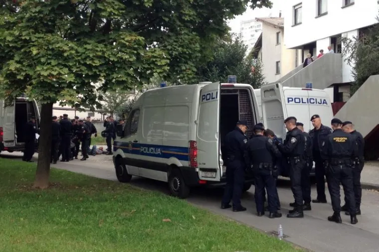 Iako je ministar Lalovac zaprijetio da će se obračunati s bankarima koji deložiraju građane, izbacivanje ljudi iz njihovih domova se nastavlja. Na red je do&scaron;la Jadranka Jež, biv&scaron;a rukometna reprezentativka, koja je deložirana iz svog stana na zagrebačkom Jarunu. Jež je bila jamac tvrtki koja ne vraća kredit.