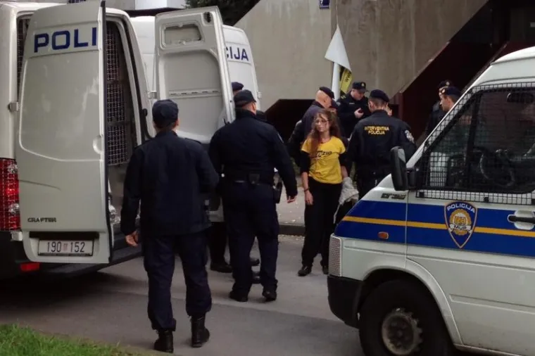 Iako je ministar Lalovac zaprijetio da će se obračunati s bankarima koji deložiraju građane, izbacivanje ljudi iz njihovih domova se nastavlja. Na red je do&scaron;la Jadranka Jež, biv&scaron;a rukometna reprezentativka, koja je deložirana iz svog stana na zagrebačkom Jarunu.