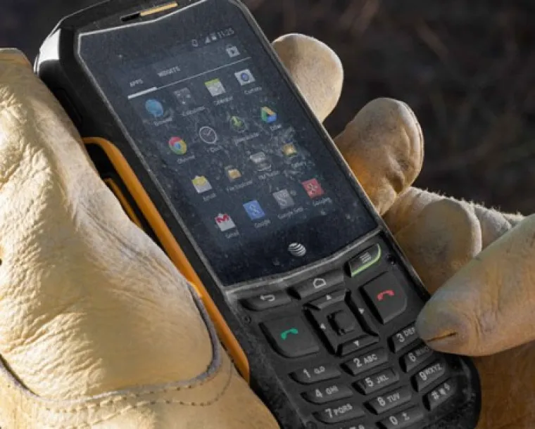 Sonim XP6: Jedan od rijetkih telefona koji se mogu pohvaliti sa IP69 certifikatom je Sonim XP6. Dotični certifikat dodjeljuje se uređajima kojima voda i prašina ne mogu ništa. Uz zaslon osjetljiv na dodir XP6 ima i fizičku tipkovnicu, koju možete koristiti i u rukavicama. Osim toga, u paketu dolazi i moćni zvučnik te bateriju kapaciteta čak 4800 mAh.