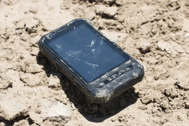 Možda ste nespretni, a možda radite na gradili&scaron;tu ili u sličnim uvjetima. Kako god, potreban vam je telefon otporan na sve, počev&scaron;i od udaraca, vode, pa do pra&scaron;ine i niskih, odnosno visokih temperatura. Izabrali smo za vas nekoliko opcija...