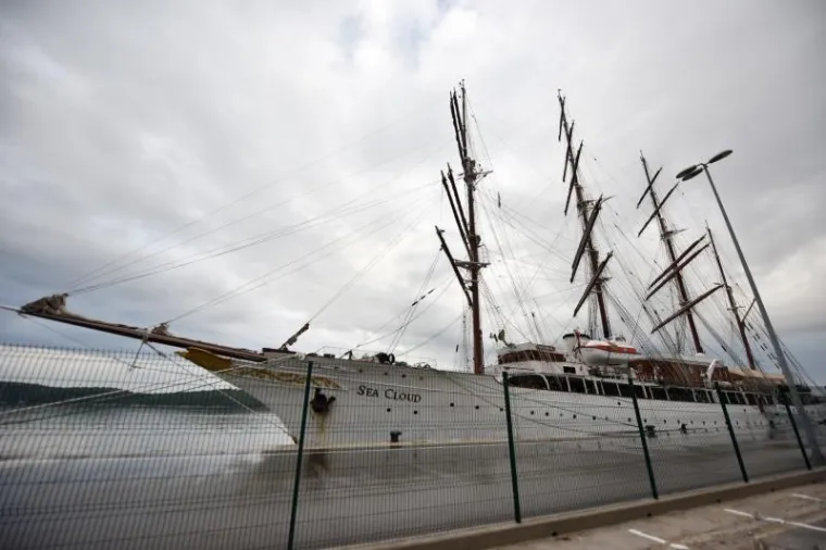 Najljep&scaron;i i najveći drveni jedrenjak na svijetu "Sea Cloud" pristao je na novosagrađenom gatu Vrulje u &Scaron;ibeniku i plijenio pozornost prolaznika. Dugačak je 110 metara, &scaron;irok 17, a povr&scaron;ina jedara iznosi 11 000 metara kvadratnih.
