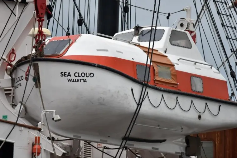 Najljep&scaron;i i najveći drveni jedrenjak na svijetu "Sea Cloud" pristao je na novosagrađenom gatu Vrulje u &Scaron;ibeniku i plijenio pozornost prolaznika. Dugačak je 110 metara, &scaron;irok 17, a povr&scaron;ina jedara iznosi 11 000 metara kvadratnih.