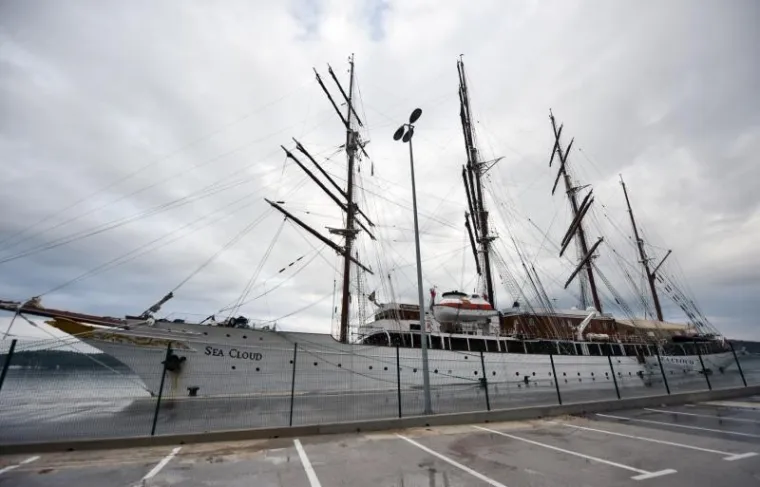 Najljep&scaron;i i najveći drveni jedrenjak na svijetu "Sea Cloud" pristao je na novosagrađenom gatu Vrulje u &Scaron;ibeniku i plijenio pozornost prolaznika. Dugačak je 110 metara, &scaron;irok 17, a povr&scaron;ina jedara iznosi 11 000 metara kvadratnih.