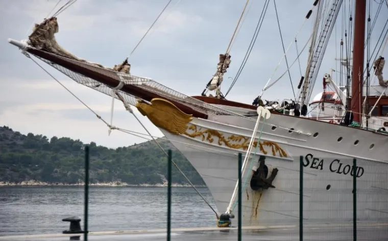 Najljep&scaron;i i najveći drveni jedrenjak na svijetu "Sea Cloud" pristao je na novosagrađenom gatu Vrulje u &Scaron;ibeniku i plijenio pozornost prolaznika. Dugačak je 110 metara, &scaron;irok 17, a povr&scaron;ina jedara iznosi 11 000 metara kvadratnih.