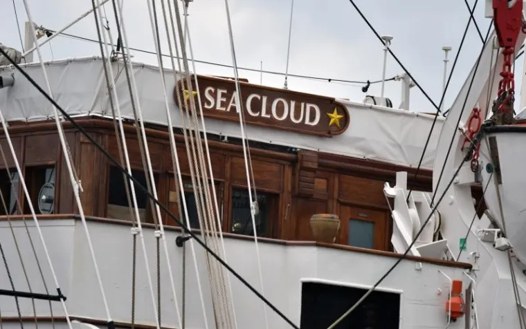 Najljep&scaron;i i najveći drveni jedrenjak na svijetu "Sea Cloud" pristao je na novosagrađenom gatu Vrulje u &Scaron;ibeniku i plijenio pozornost prolaznika. Dugačak je 110 metara, &scaron;irok 17, a povr&scaron;ina jedara iznosi 11 000 metara kvadratnih.