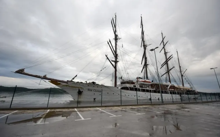 Najljep&scaron;i i najveći drveni jedrenjak na svijetu "Sea Cloud" pristao je na novosagrađenom gatu Vrulje u &Scaron;ibeniku i plijenio pozornost prolaznika. Dugačak je 110 metara, &scaron;irok 17, a povr&scaron;ina jedara iznosi 11 000 metara kvadratnih.