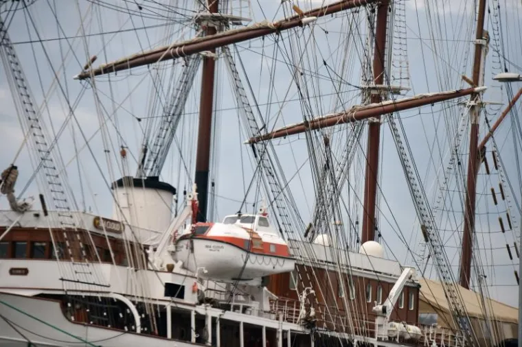 Najljep&scaron;i i najveći drveni jedrenjak na svijetu "Sea Cloud" pristao je na novosagrađenom gatu Vrulje u &Scaron;ibeniku i plijenio pozornost prolaznika. Dugačak je 110 metara, &scaron;irok 17, a povr&scaron;ina jedara iznosi 11 000 metara kvadratnih.