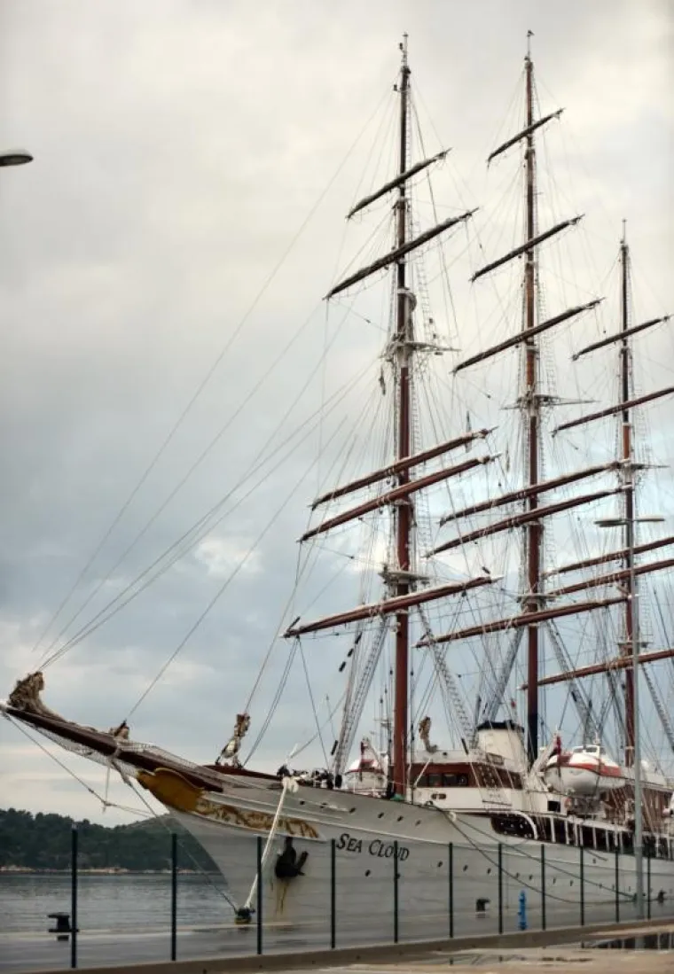 Najljep&scaron;i i najveći drveni jedrenjak na svijetu "Sea Cloud" pristao je na novosagrađenom gatu Vrulje u &Scaron;ibeniku i plijenio pozornost prolaznika. Dugačak je 110 metara, &scaron;irok 17, a povr&scaron;ina jedara iznosi 11 000 metara kvadratnih.