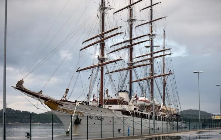 Najljep&scaron;i i najveći drveni jedrenjak na svijetu "Sea Cloud" pristao je na novosagrađenom gatu Vrulje u &Scaron;ibeniku i plijenio pozornost prolaznika. Dugačak je 110 metara, &scaron;irok 17, a povr&scaron;ina jedara iznosi 11 000 metara kvadratnih.