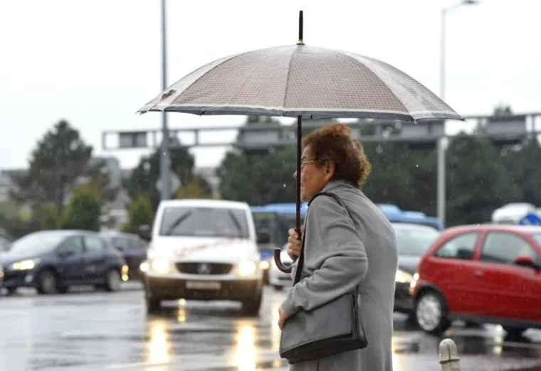 Pogor&scaron;anje vremena s jakom ki&scaron;om najavilo je dolazak prave jesen. Ki&scaron;a je na zagrebačkim ulicama stvorila gužvu.