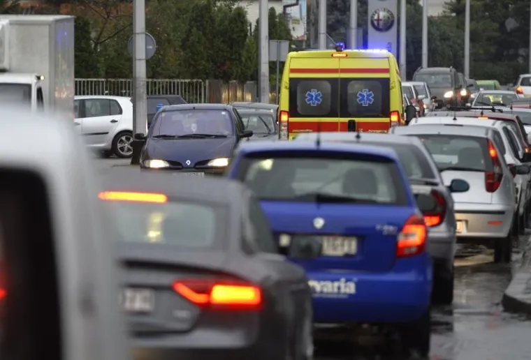 Pogor&scaron;anje vremena s jakom ki&scaron;om najavilo je dolazak prave jesen. Ki&scaron;a je na zagrebačkim ulicama stvorila gužvu.
