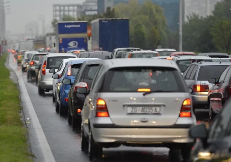 Pogor&scaron;anje vremena s jakom ki&scaron;om najavilo je dolazak prave jesen. Ki&scaron;a je na zagrebačkim ulicama stvorila gužvu.