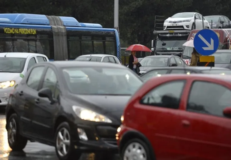 Pogor&scaron;anje vremena s jakom ki&scaron;om najavilo je dolazak prave jesen. Ki&scaron;a je na zagrebačkim ulicama stvorila gužvu.