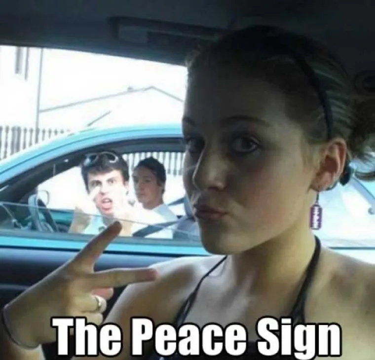 Netko je sastavio popis najglupljih ženskih poza koje bi cure morale izbjegavati. Radi li se o dobroj ideji ili je neko jednostavno ljubomoran i smeta mu &scaron;to se cure tako dobro zabavljaju? Provjerite u galeriji!