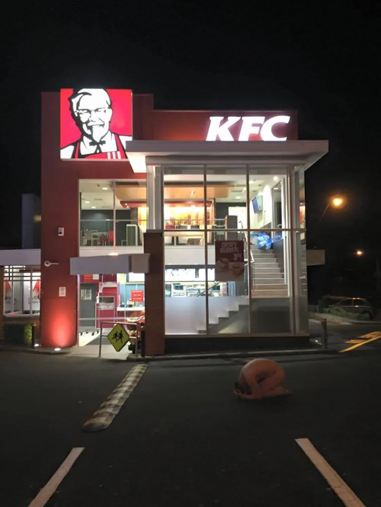 Najnoviji besmisleni trend koji hara internetom je poziranje u formi 'smrznute piletine'. Ba&scaron; kada smo pomislili da su trendovi poput plankinga stvar davne i mračne pro&scaron;losti...