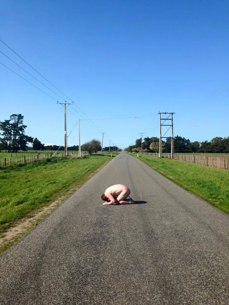 Najnoviji internetski trend je opona&scaron;anje smrznute piletine. Kraj je stvarno blizu...