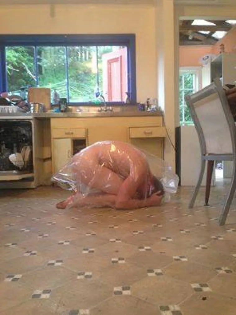 Najnoviji internetski trend je opona&scaron;anje smrznute piletine. Kraj je stvarno blizu...