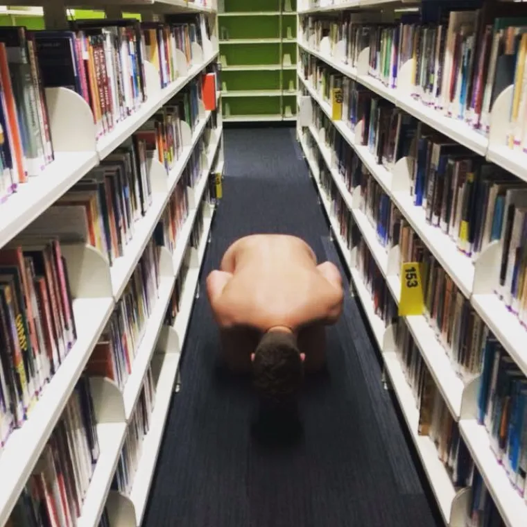 Najnoviji internetski trend je opona&scaron;anje smrznute piletine. Kraj je stvarno blizu...