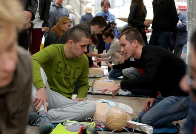 Hrvatska slijedi pozitivan primjer Norveške, gdje zahvaljujući ovakvim javnozdravstvenim kampanjama, visok postotak laika pruža postupke oživljavanja osobi u srčanom zastoju čime se postiže zavidna stopa preživljavanja od čak 40%.