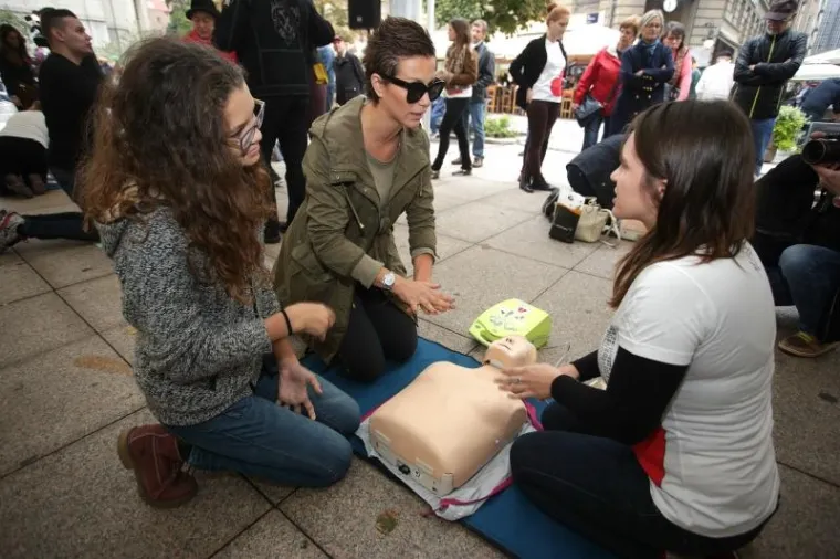 Nekoliko jednostavnih koraka postupka oživljavanja ove su subote građanima pokazivali studenti medicine i stomatologije Udruge StEPP, a koliko je važno znati prepoznati srčani zastoj te zašto je pokrenuta kampanja, ispričala je Ivana Portolan Pajić, dr. med., članica Upravnog odbora Zaklade “Hrvatska kuća srca”, koja je i nositelj ove kampanje, uz suorganizatore Udrugu StEPP i stručnu potporu Hrvatskog kardiološkog društva.